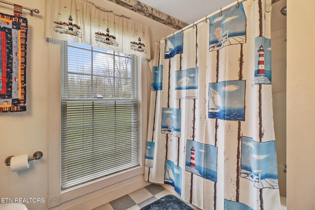 bathroom featuring a shower with shower curtain