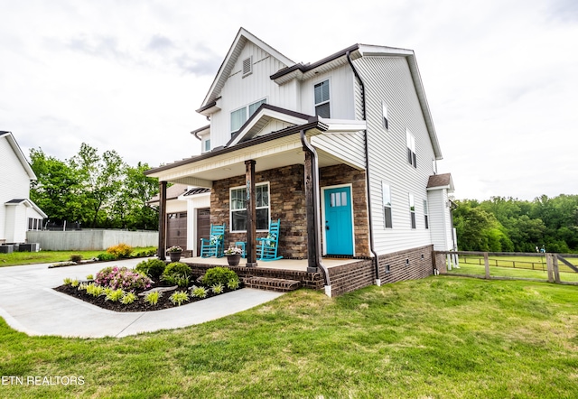 view of front of property featuring fence, a porch, a front lawn, and driveway