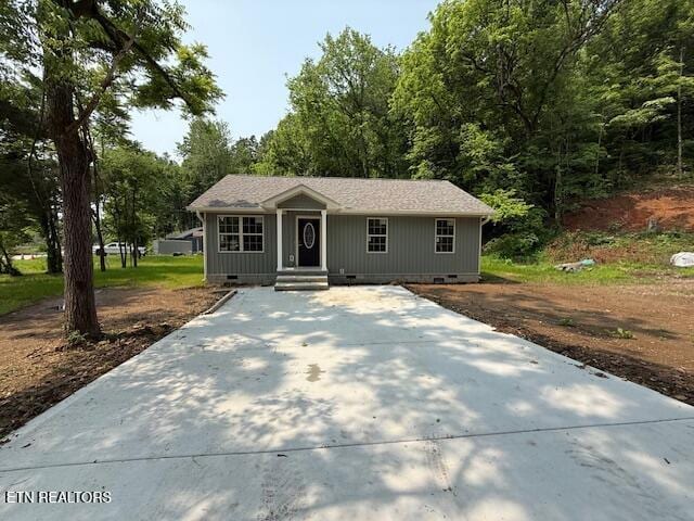 515 Hillcrest St, Clinton, TN 37716 - ranch-style home featuring crawl space and driveway