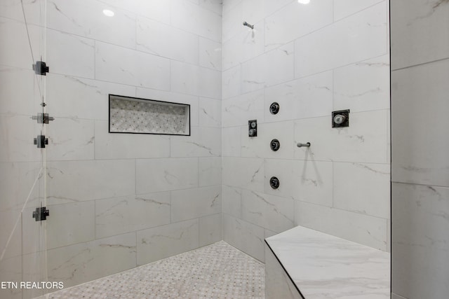 686 Ironwood Ln, Loudon, TN 37774 - bathroom with tiled shower