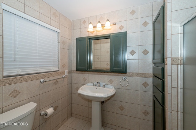 4225 W Lakeview Cir, Louisville, TN 37777 - bathroom featuring tile walls and toilet