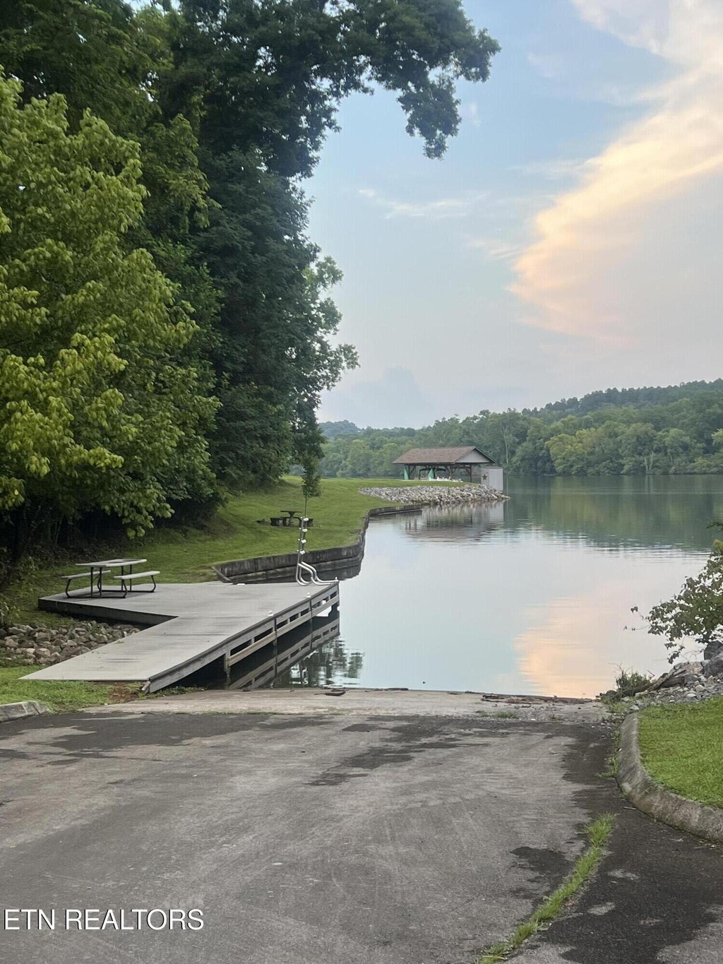 120 Vineyard Cove Dr, Loudon, TN 37774