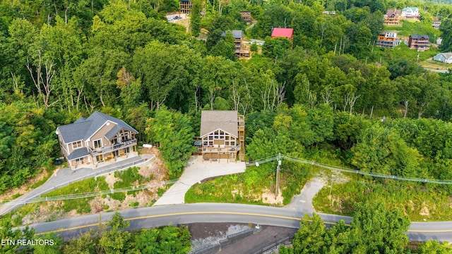 birds eye view of property featuring a forest view