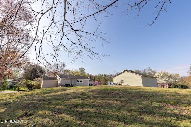 view of yard with an outbuilding
