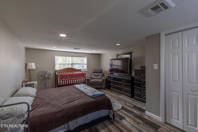 bedroom featuring visible vents, baseboards, recessed lighting, and dark wood finished floors