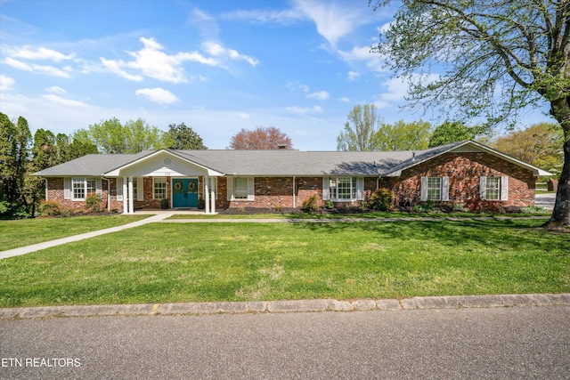 230 Briarcliff Ave, Oak Ridge, TN 37830 - single story home featuring a front yard and brick siding