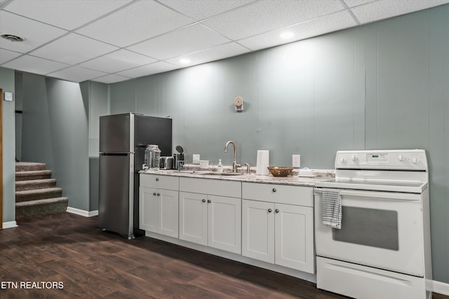 230 Briarcliff Ave, Oak Ridge, TN 37830 - kitchen featuring visible vents, a sink, freestanding refrigerator, dark wood finished floors, and white electric range oven