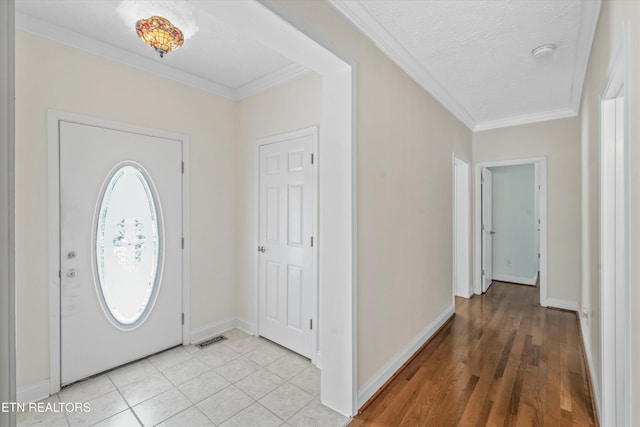 102 Chaloni Ln, Loudon, TN 37774 - foyer entrance with visible vents, baseboards, ornamental molding, and a textured ceiling