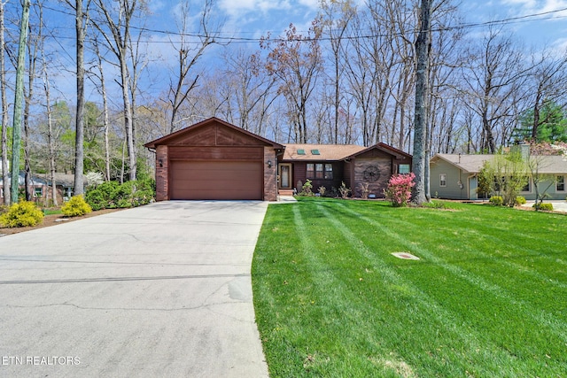 13 Oxford Cir, Fairfield Glade, TN 38558 - view of front of property featuring a garage, concrete driveway, and a front lawn
