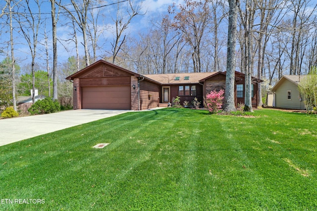 13 Oxford Cir, Fairfield Glade, TN 38558 - view of front of home with a front yard, driveway, and a garage