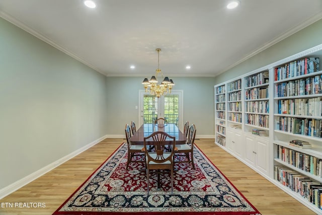 dining space with baseboards, an inviting chandelier, recessed lighting, crown molding, and light wood-style floors