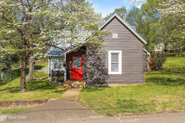 2214 Lincoln St, Knoxville, TN 37920 - view of front of property with a front yard, fence, and an outbuilding