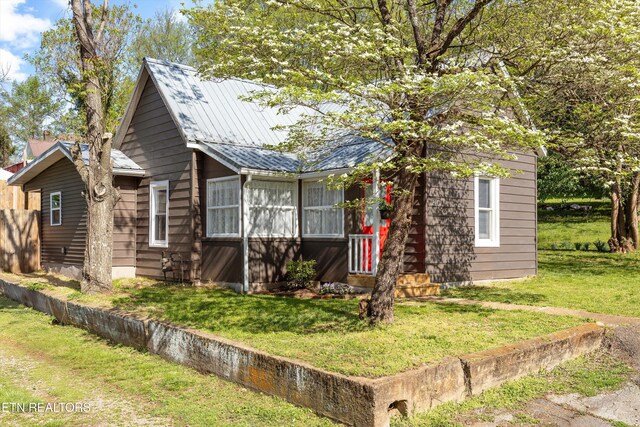 2214 Lincoln St, Knoxville, TN 37920 - view of front facade with metal roof and a front lawn