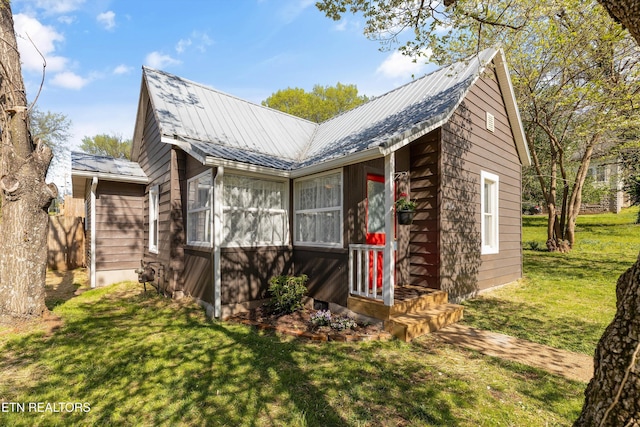 2214 Lincoln St, Knoxville, TN 37920 - view of front of property featuring metal roof and a front lawn
