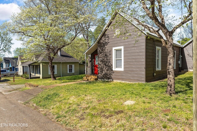 2214 Lincoln St, Knoxville, TN 37920 - view of front of home with a front lawn