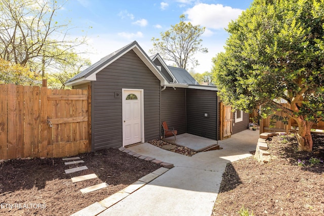 2214 Lincoln St, Knoxville, TN 37920 - view of outdoor structure featuring fence