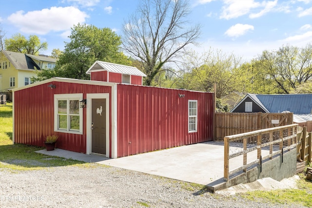 2214 Lincoln St, Knoxville, TN 37920 - view of outbuilding with fence and an outdoor structure