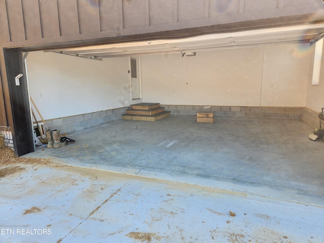 180 W Park Cir, Decatur, TN 37322 - view of garage
