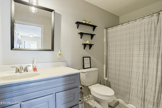 full bath with a shower with shower curtain, vanity, and toilet