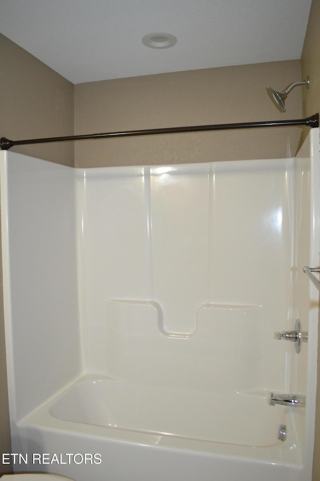 1382 Pilgrim Dr, Grimsley, TN 38565 - full bath featuring shower / bathing tub combination