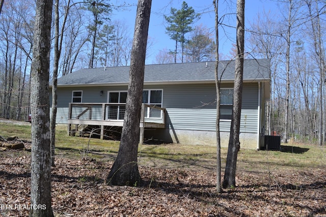1382 Pilgrim Dr, Grimsley, TN 38565 - back of property featuring roof with shingles, a wooden deck, and central AC