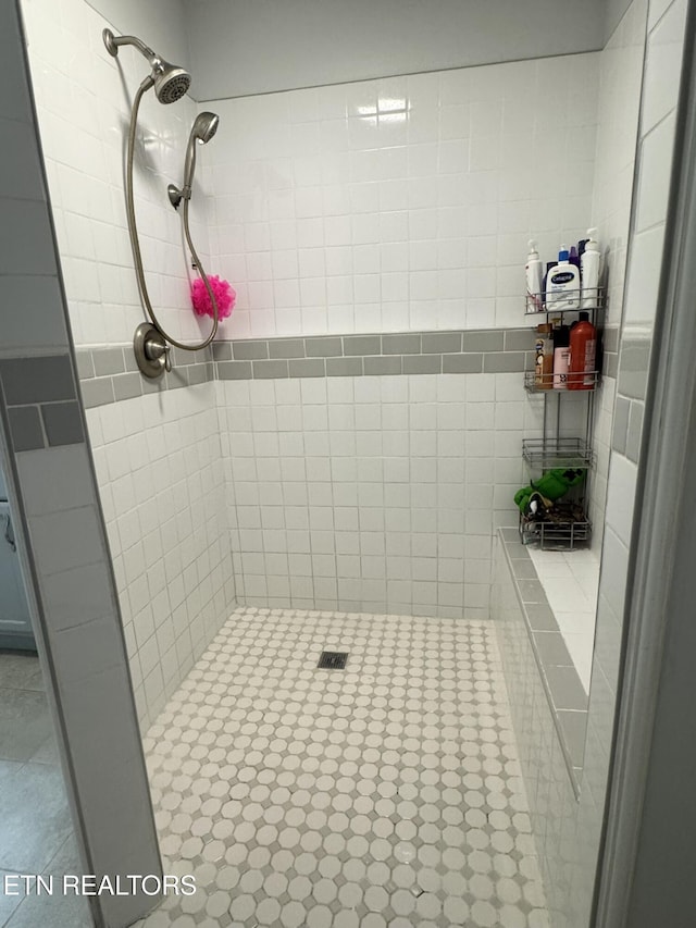 full bathroom featuring tiled shower