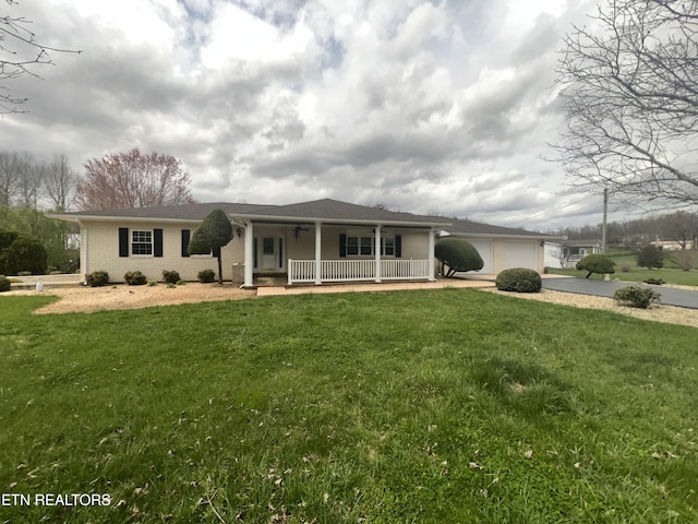 ranch-style home with a porch, a ceiling fan, an attached garage, a front lawn, and driveway