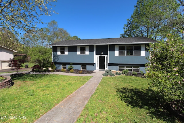 bi-level home featuring a front lawn