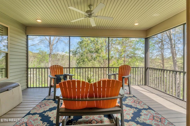 sunroom with ceiling fan