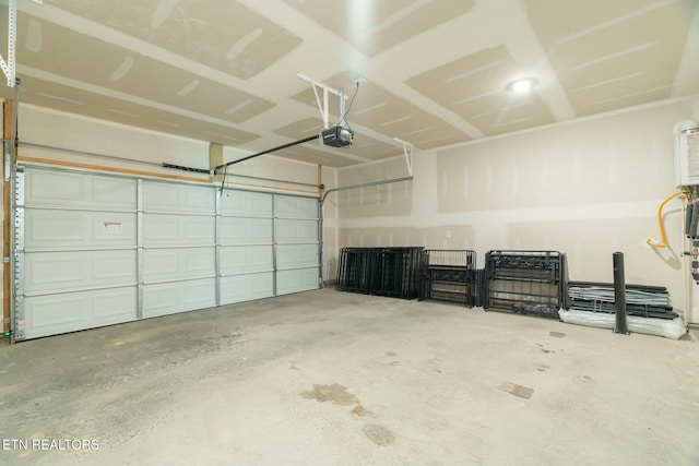 1133 Beacon Rd, Sevierville, TN 37876 - garage featuring a garage door opener