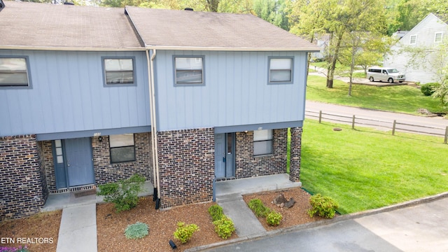 98 Hampshire Cir, Oak Ridge, TN 37830 - view of front facade with fence, brick siding, and a front yard