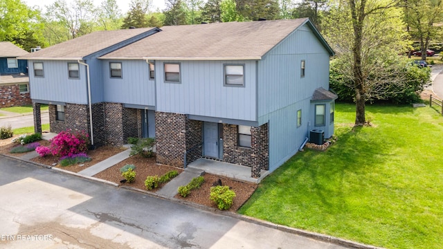 98 Hampshire Cir, Oak Ridge, TN 37830 - view of front of house featuring a shingled roof, a front yard, and central AC unit