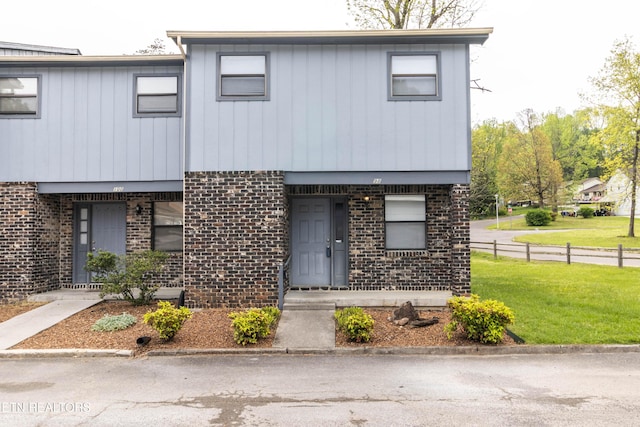 98 Hampshire Cir, Oak Ridge, TN 37830 - view of front of property with a front lawn, brick siding, and fence