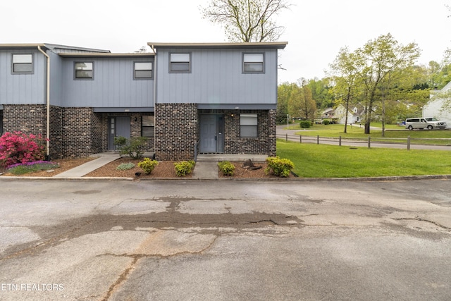 98 Hampshire Cir, Oak Ridge, TN 37830 - view of front of house with brick siding, a front yard, and fence
