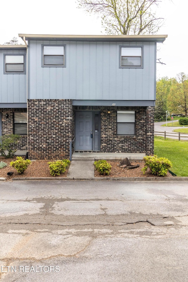 98 Hampshire Cir, Oak Ridge, TN 37830 - front facade with brick siding