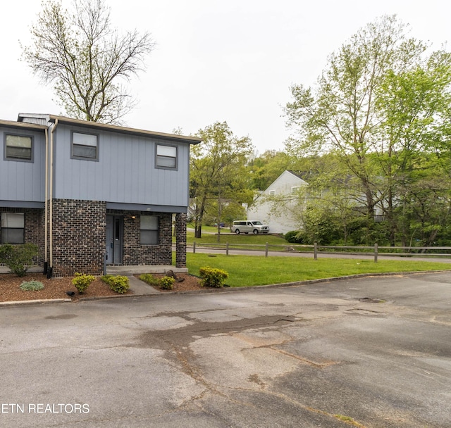 98 Hampshire Cir, Oak Ridge, TN 37830 - view of front of property with a front lawn, brick siding, and fence