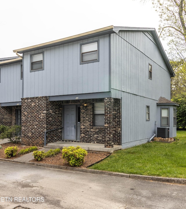 98 Hampshire Cir, Oak Ridge, TN 37830 - view of front facade featuring central AC unit, brick siding, and a front yard