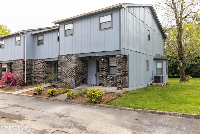 98 Hampshire Cir, Oak Ridge, TN 37830 - view of front of house featuring brick siding and a front yard