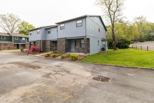 98 Hampshire Cir, Oak Ridge, TN 37830 - view of front of property featuring a front lawn and fence