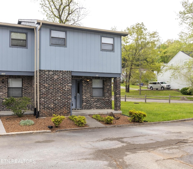 98 Hampshire Cir, Oak Ridge, TN 37830 - view of front of property with brick siding, fence, and a front yard