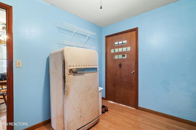 139 Hearon Rd, Kingston, TN 37763 - entryway featuring light wood-style flooring and baseboards