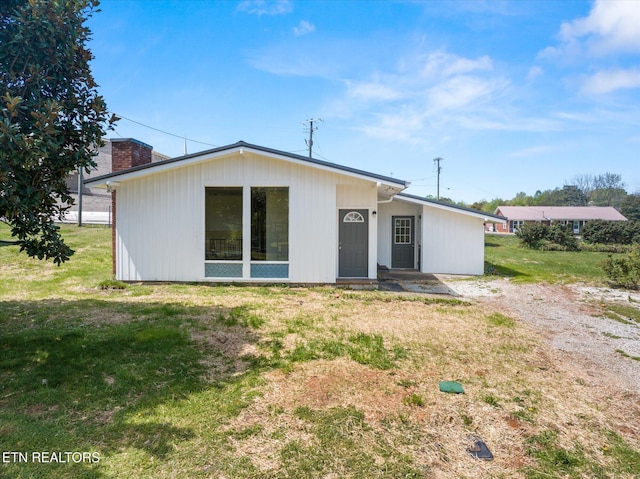 view of front of property with a front yard