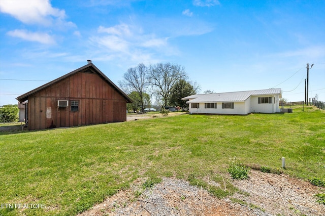 view of yard with an outdoor structure