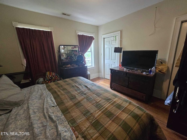 1000 Biddle St, Knoxville, TN 37914 - bedroom with wood finished floors and visible vents