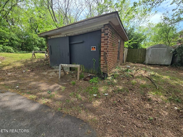 1000 Biddle St, Knoxville, TN 37914 - view of outdoor structure with fence and an outbuilding