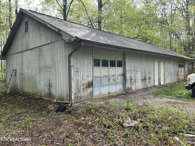 view of outdoor structure featuring an outbuilding