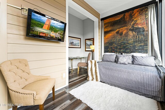 living area featuring wood finished floors and baseboards