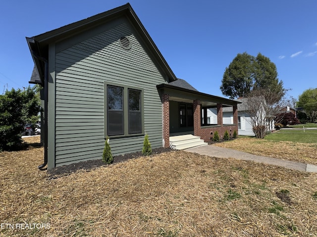 304 Broad St, Sweetwater, TN 37874 - bungalow-style house with a front lawn