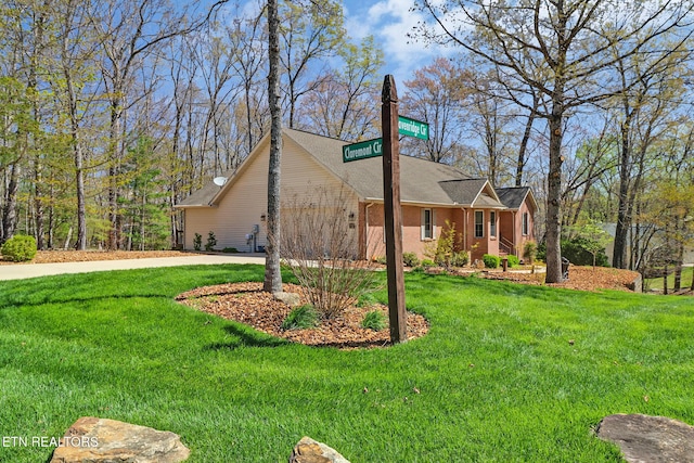 10 Claremont Cir, Fairfield Glade, TN 38558 - view of front of home featuring a front lawn and concrete driveway