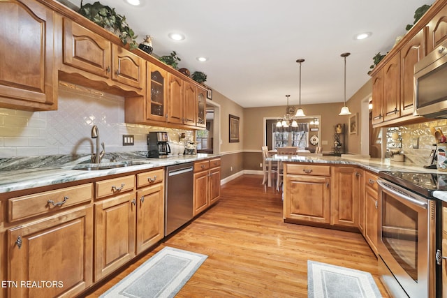 10 Claremont Cir, Fairfield Glade, TN 38558 - kitchen with a sink, decorative backsplash, stainless steel appliances, baseboards, and a peninsula